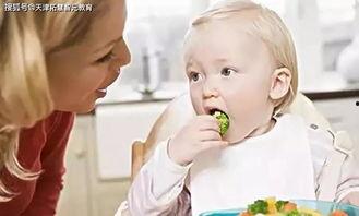 娱乐吃瓜君宝宝倒水